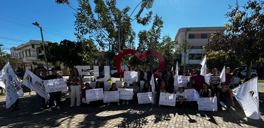 Os servidores em greve se reuniram na Praça Coronel Torres para panfletagem e bandeiraço (Foto: Pedro Gianelli/Sintram)