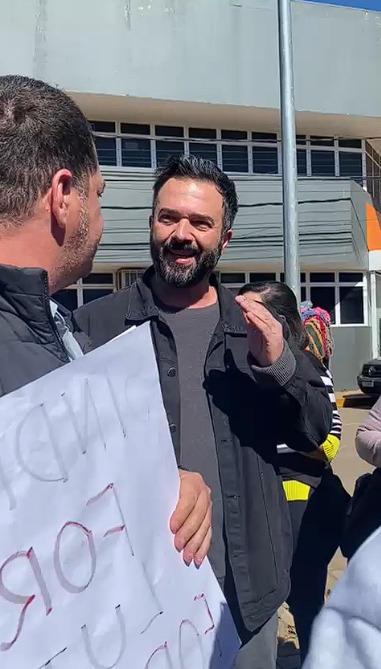 O prefeito Firmino Júnior não teve a coragem de encarar frente a frente os servidores e o sindicato e enviou um assessor no meio da praça para tentar negociar o fim da greve (Foto: Reprodução)