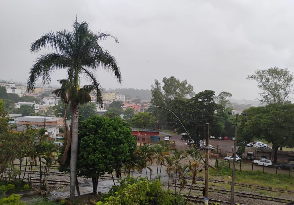 Divinópolis teve chuva fina em parte da manhã en início da tarde (Foto: Jotha Lee/Siintram)