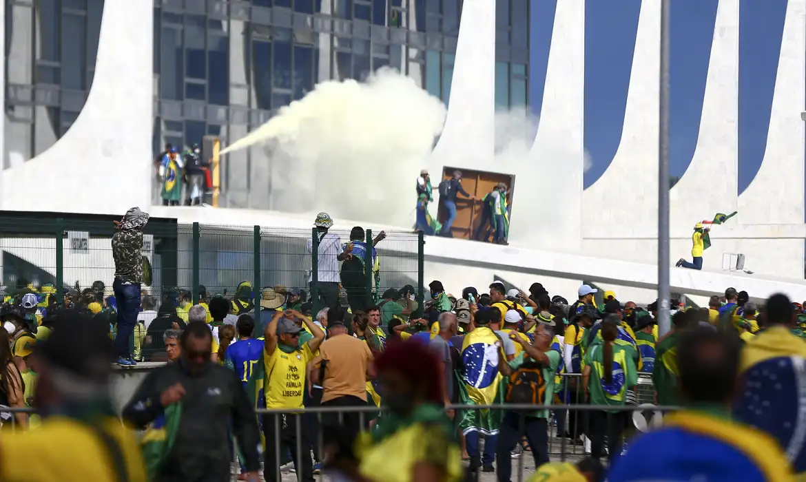 Abraço à democracia marcará dois anos da invasão bolsonarista a Brasília que terminou com depredação das sedes dos Três Poderes e tentativa de golpe