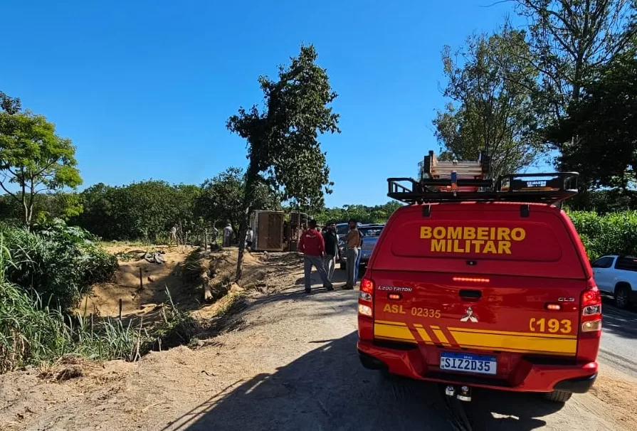 Carreta carregada de soja tomba próximo a Pará de Minas, atinge dois veículos e faz sete vítimas; veja vídeo do acidente