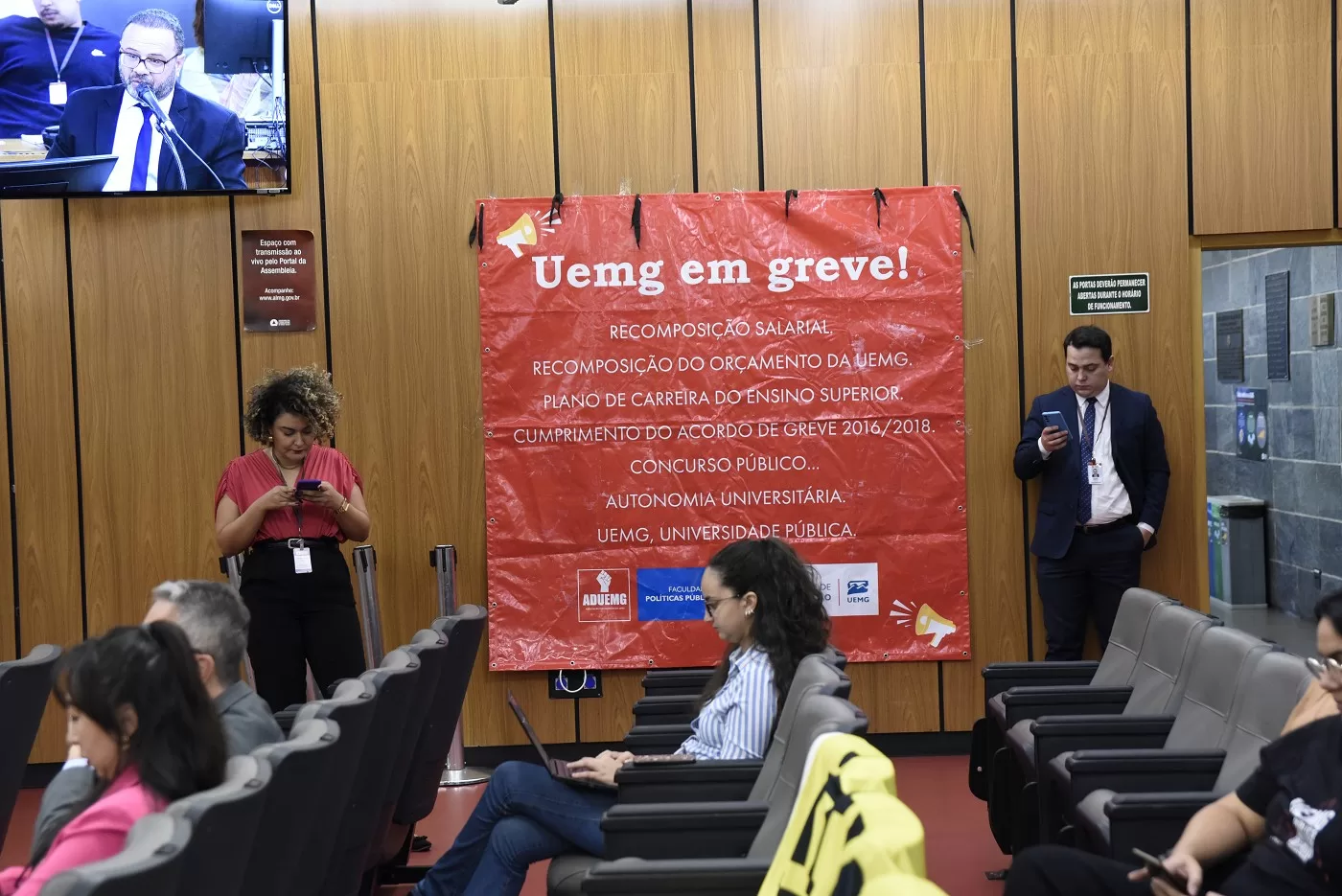 Após assembleia confirmar continuidade da greve, professores da Uemg farão manifestação em Divinópolis