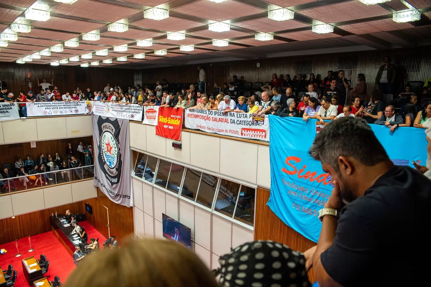 Sob protesto dos servidores do Estado, Assembleia aprova em definitivo recomposição salarial