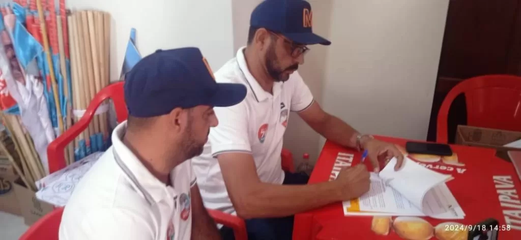 O candidato a reeleição em Araújos, Geraldo Massa, assinou o termo de compromisso acompanhado do candidato a vice José Rafael (Foto: Sintram)