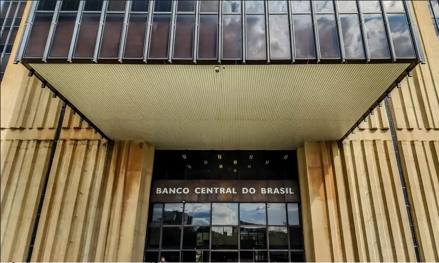 Banco Central justifica alta dos juros pelo “dinamismo da economia” e pela queda no desemprego