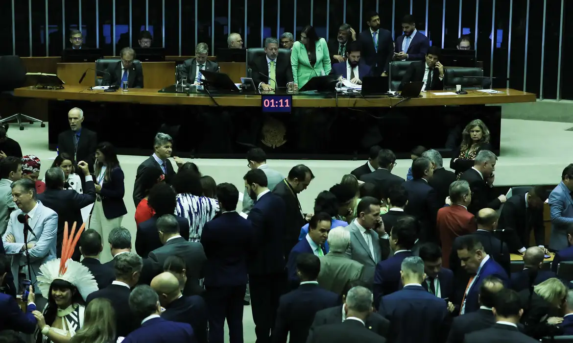 Deputados mantém super salários e aumenta Fundo Partidário na PEC de Corte de Gastos