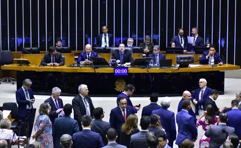 Deputados aprovam urgência para corte de gastos e governo promete negociar