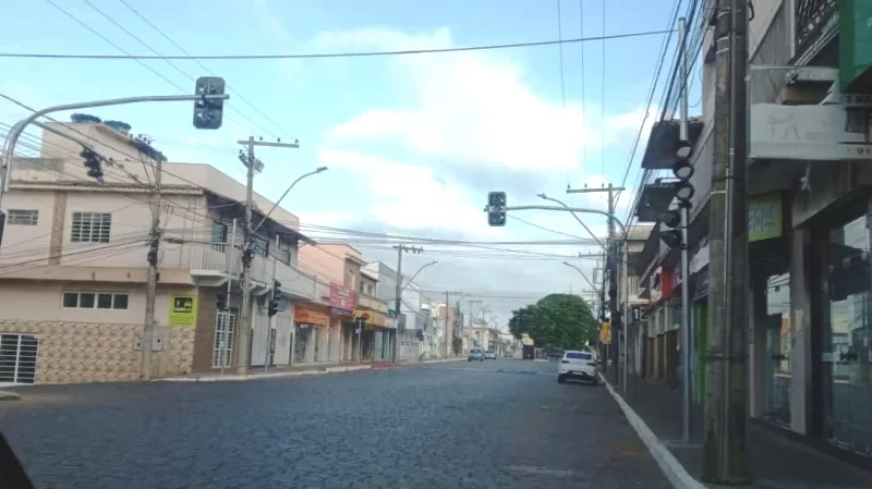 Moradores questionam gastos para instalação de semáforo em via de pouco movimento em Candeias (Foto: Assessoria/Prefeitura de Candeias)