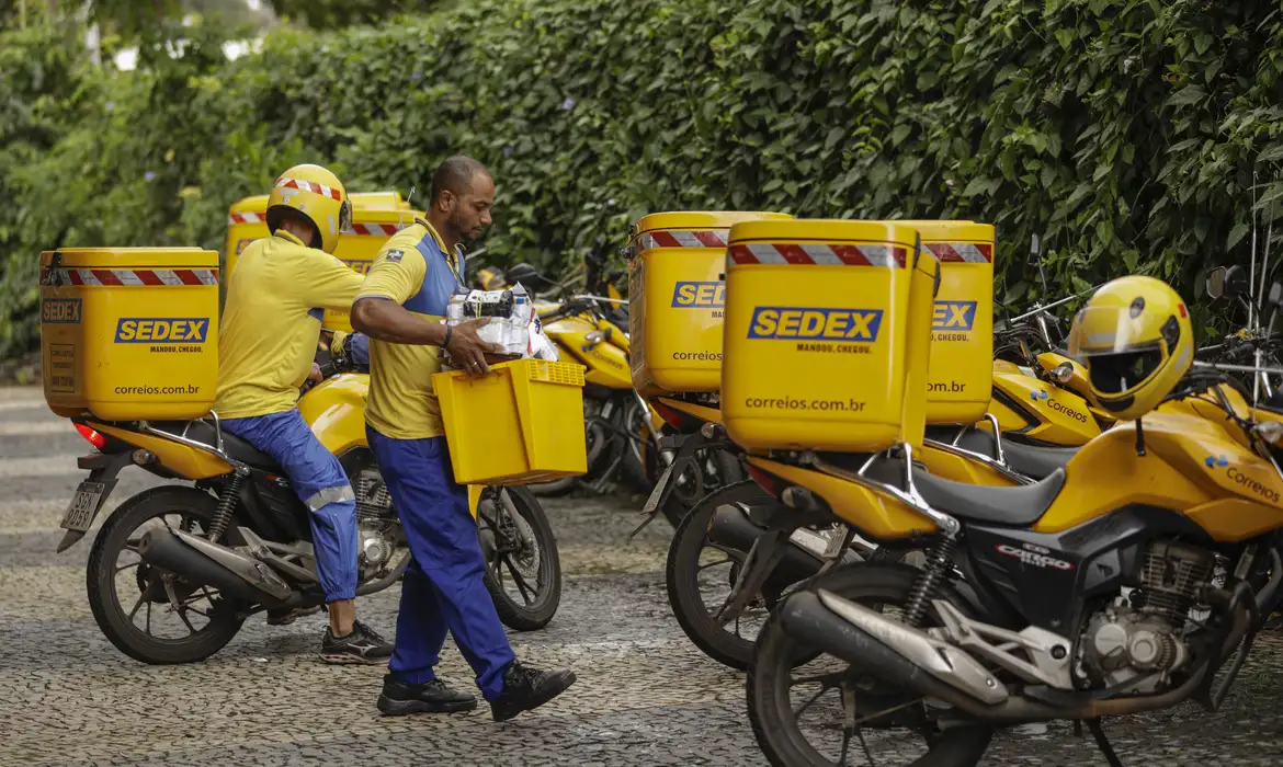 Correios anunciam programa de demissão voluntária e concurso para contratar 3,2 mil carteiros