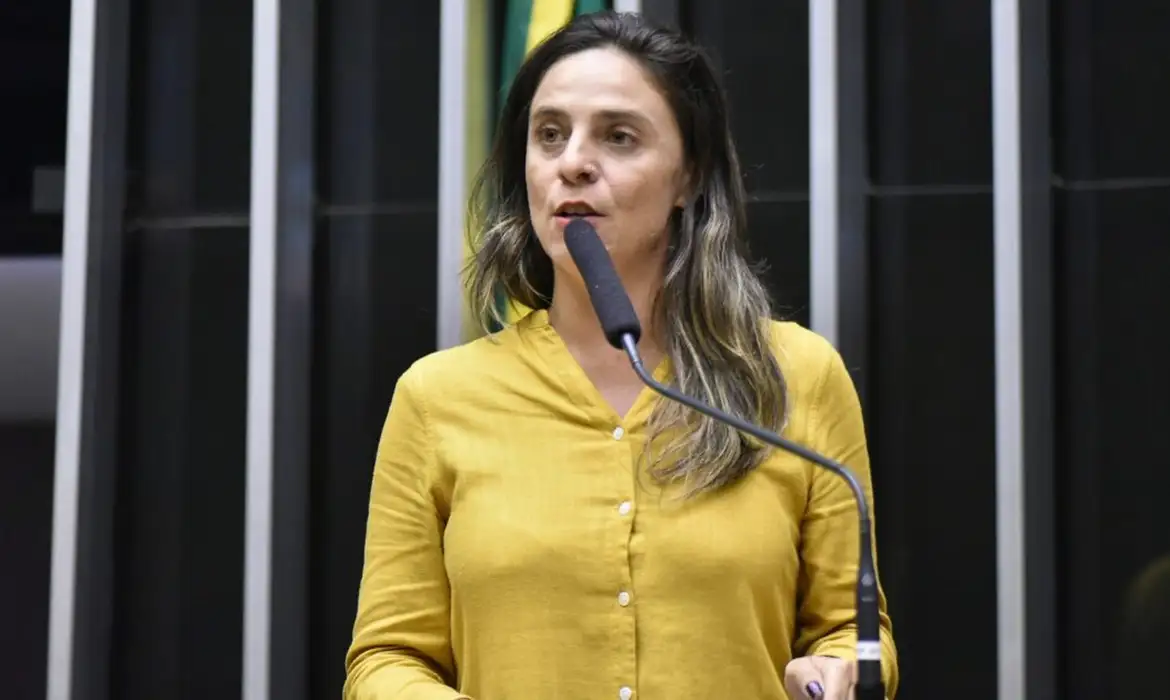 Deputada apresenta projeto acabar com pagamento de salário de militares da ditadura