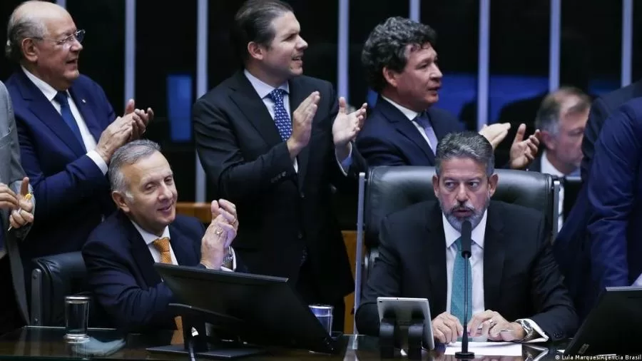 Deputados aprovam a toque de caixa urgência para Projeto que equipara aborto a homicídio