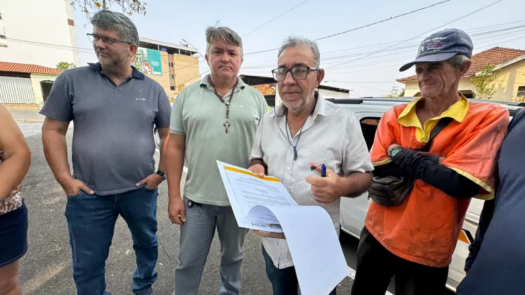 O candidato Djalma Reis assinou o temo de compromisso ao lado de servidores (Foto: Pedro  Gianelli)