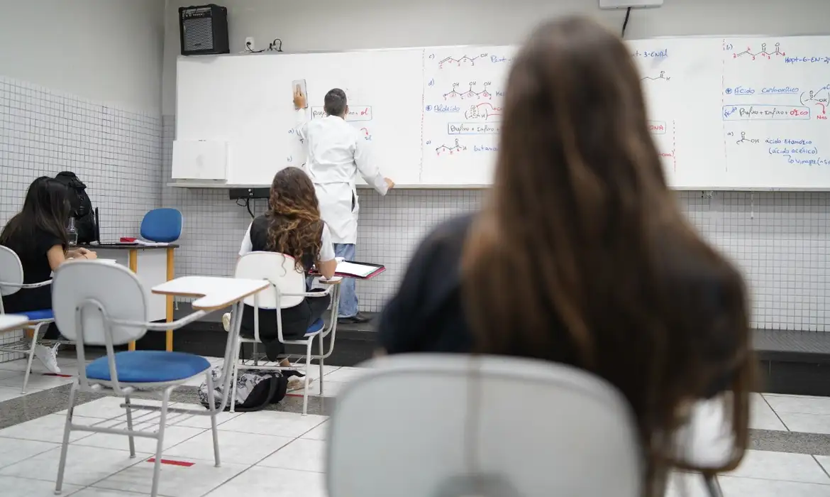 Ensino médio pode ter maior carga horária e língua espanhola passa a ser disciplina obrigatória