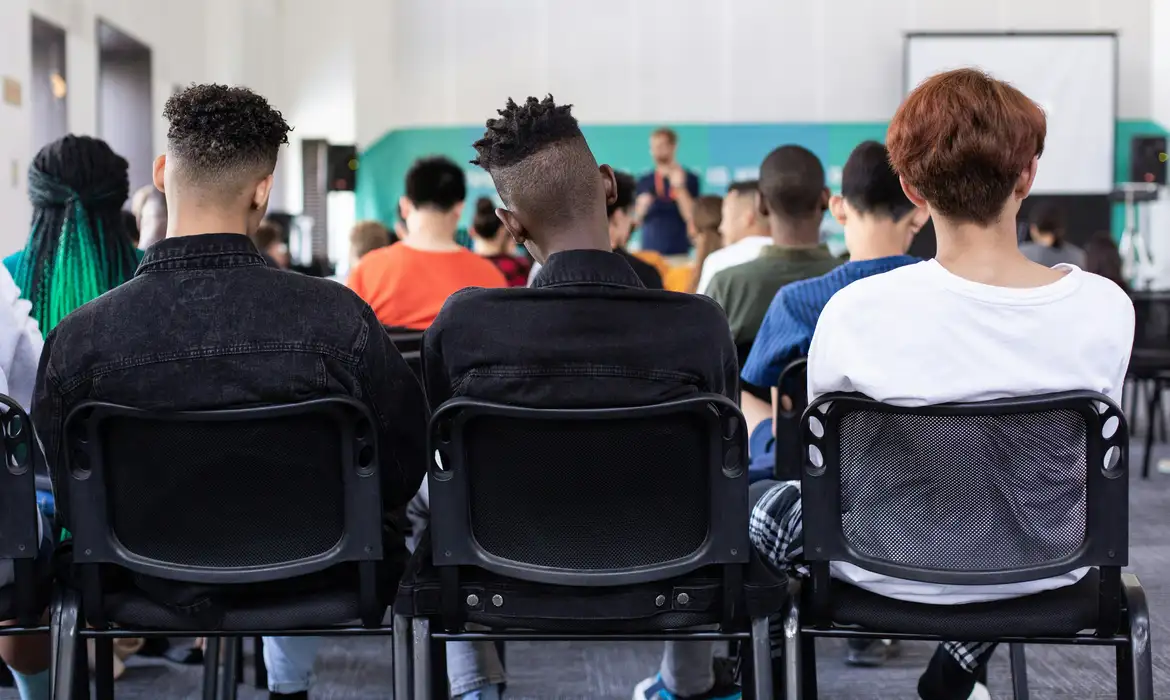 Brasil tem pelo menos nove mil estudantes trans matriculados nas escolas