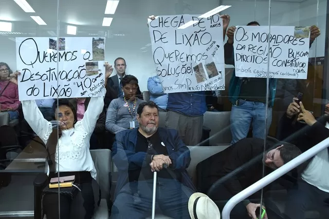 Moradores de Divinópolis fizeram manifestação contra o aterro controlado durante a audiência na ALMG (Foto: Guilherme Bergamini/ALMG)