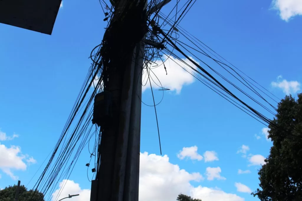 Emaranhado de fios soltos da Cemig na Rua Pernambuco em frente ao antigo Fórum 