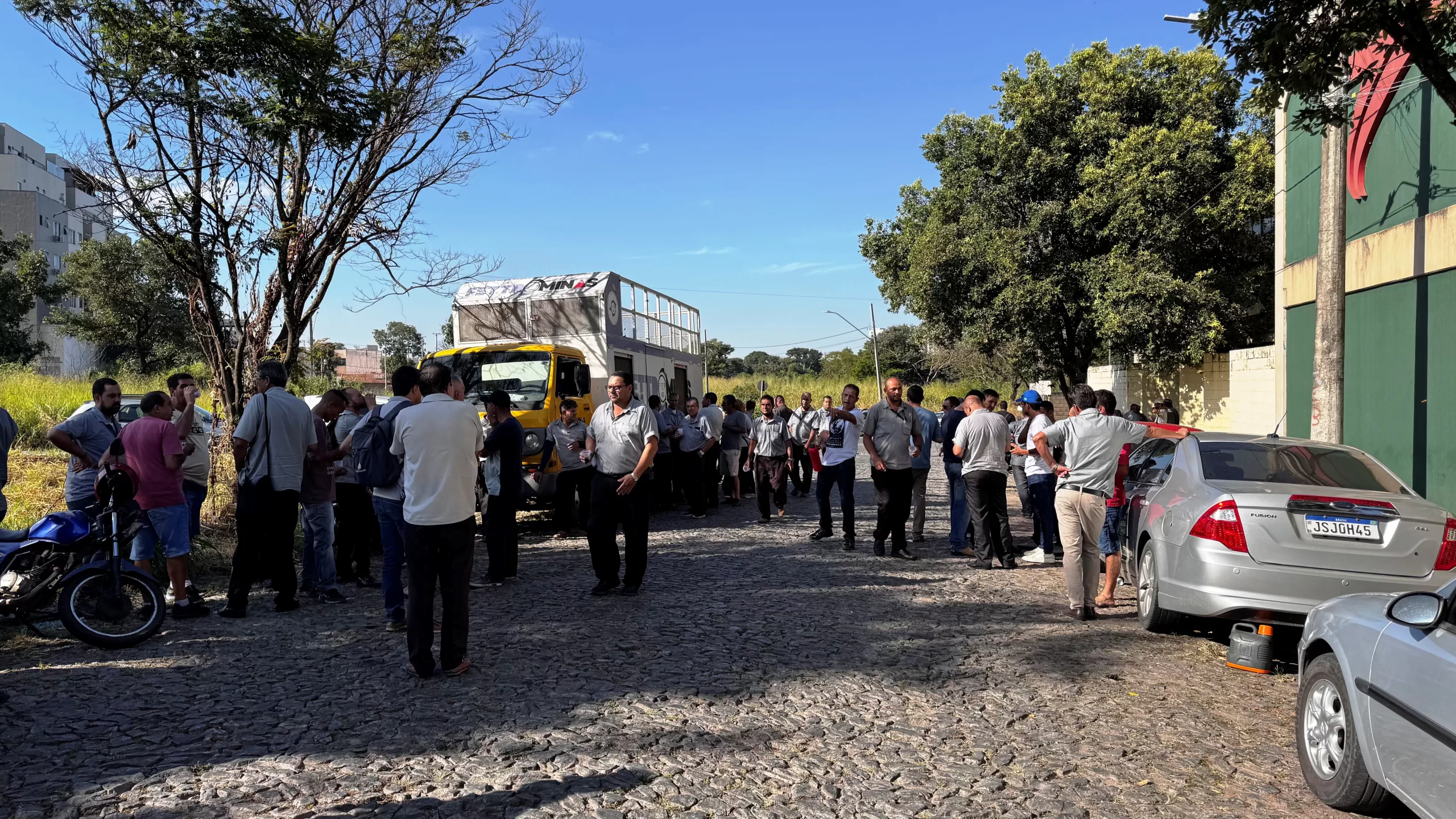 Motoristas do transporte coletivo ignoram acordo a portas fechadas feito pelo presidente do Sindicato e iniciam greve na madrugada