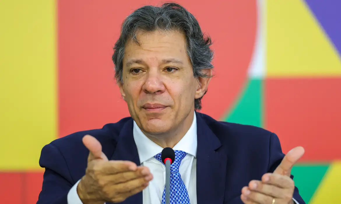 Haddad anuncia isenção de Imposto de Renda para quem ganha até R$ 5 mil