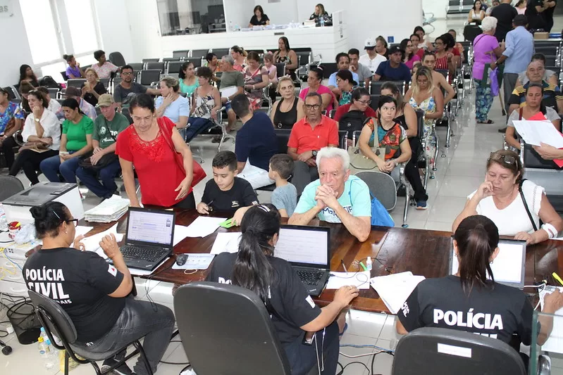 Centenas de pessoas formam filas na Câmara Municipal para fazer a Carteira de Identidade Nacional