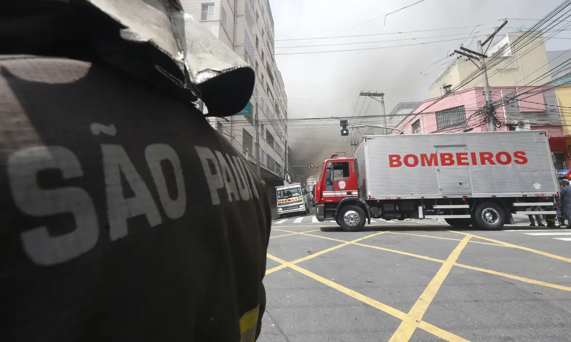 Incêndio atinge shopping popular no Braz, em São Paulo, que recebe clientes de todo o país