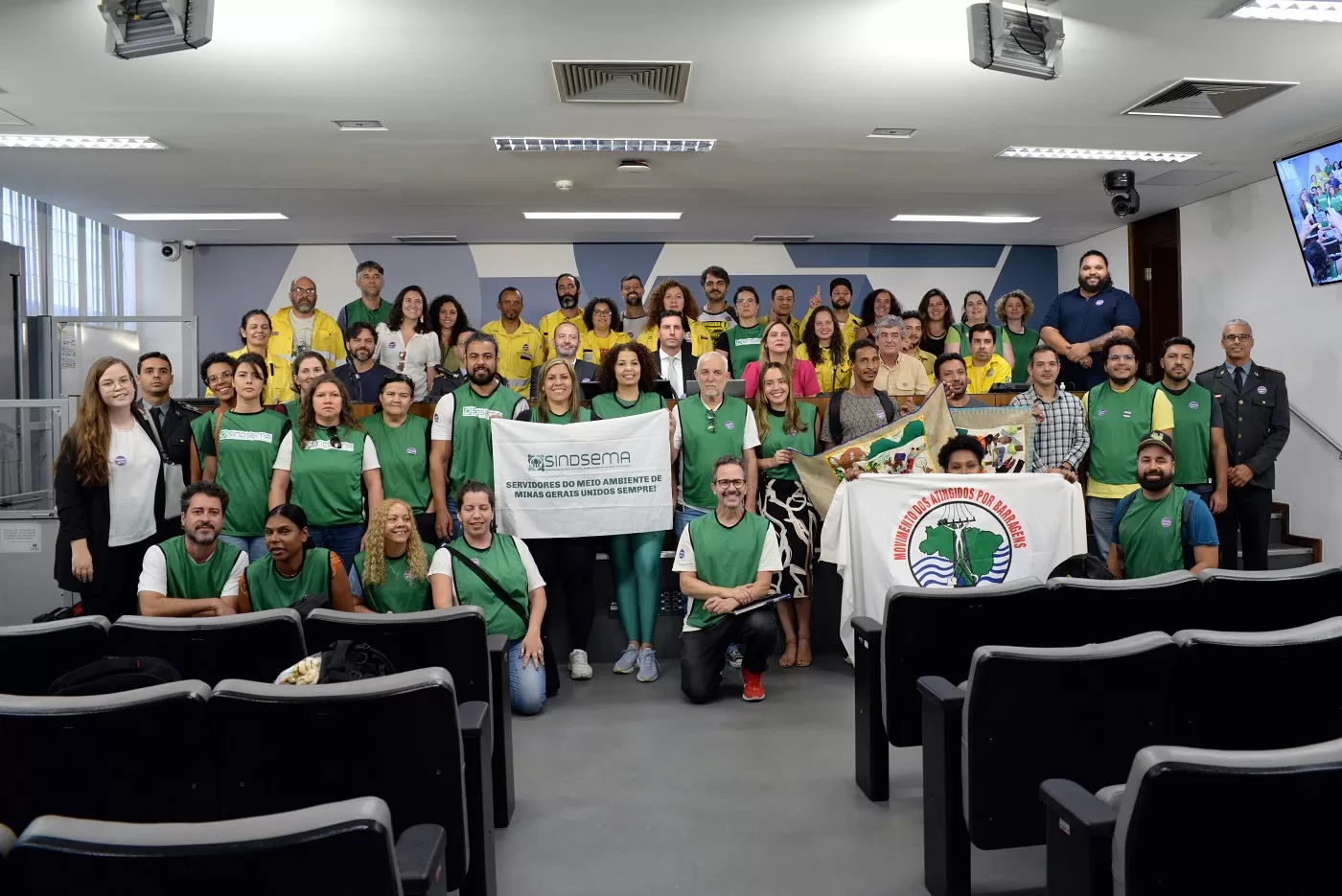 Servidores do meio ambiente denunciam governo  Zema por corte de recursos para combate a incêndios florestais em Minas