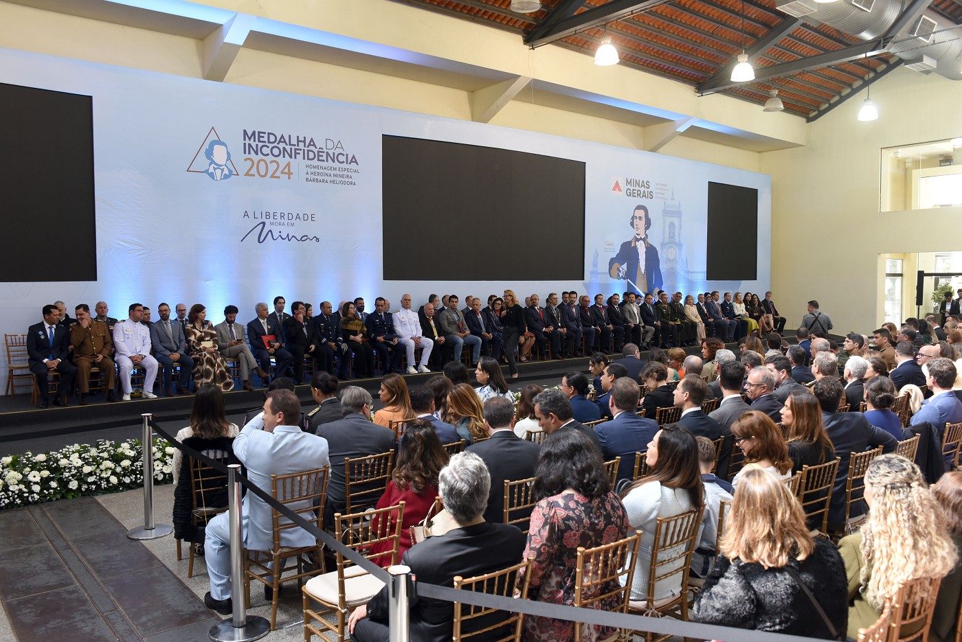 Homenageados faltam e Zema é vaiado na entrega da Medalha da Inconfidência