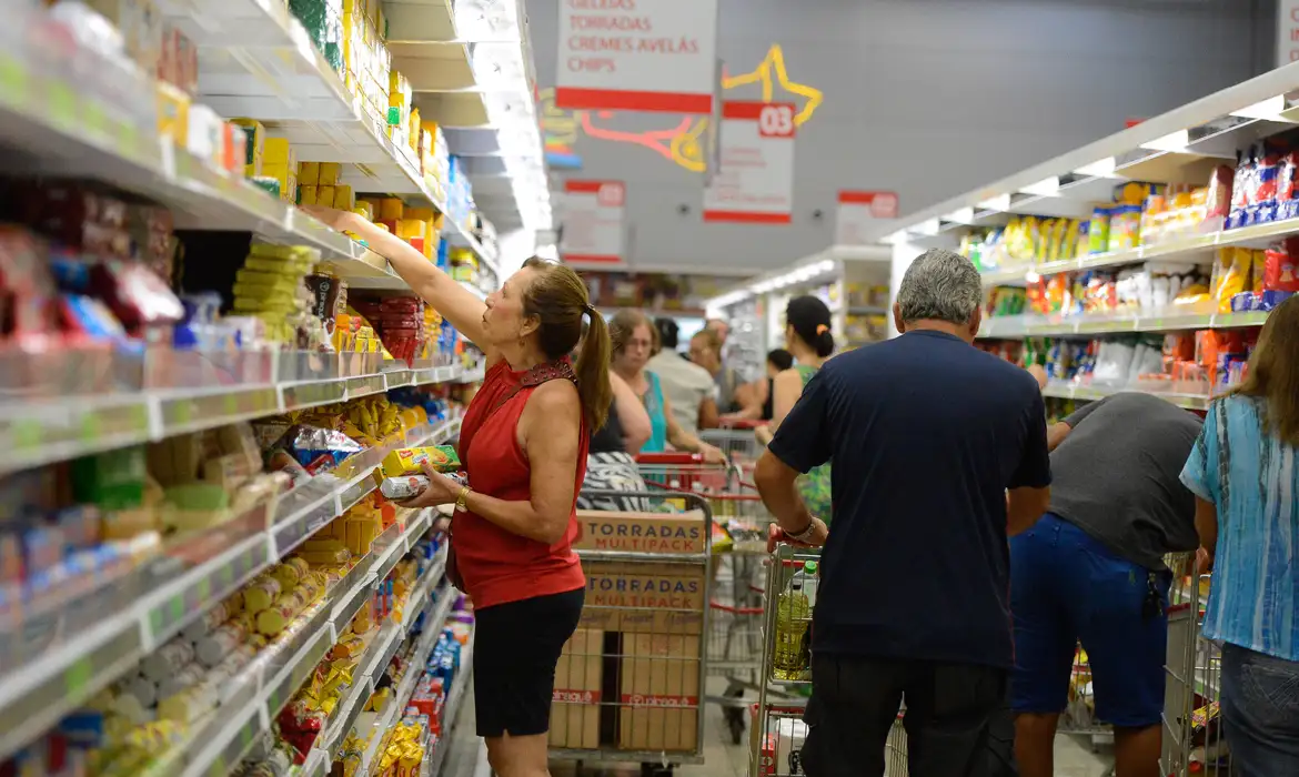 Puxada pelos alimentos, inflação oficial sobe para 0,56% em outubro, diz IBGE