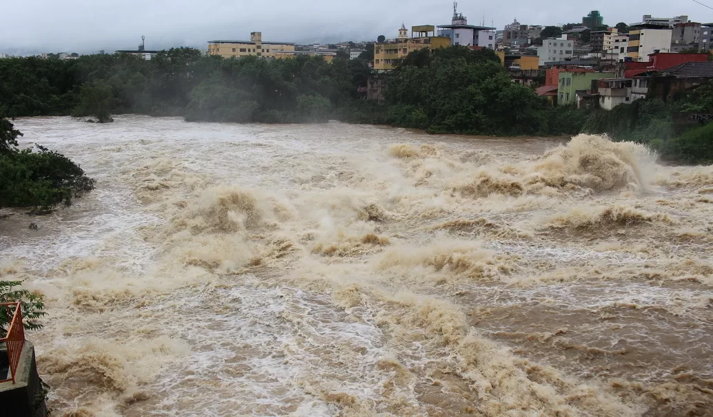 Ao mesmo tempo em que é multada por crimes ambientais, Prefeitura de Divinópolis define legislação para enfrentar eventos climáticos extremos