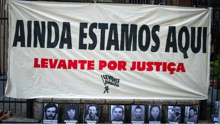 Manifestantes protestam contra general acusado da morte de Rubens Paiva em frente sua residência no Rio