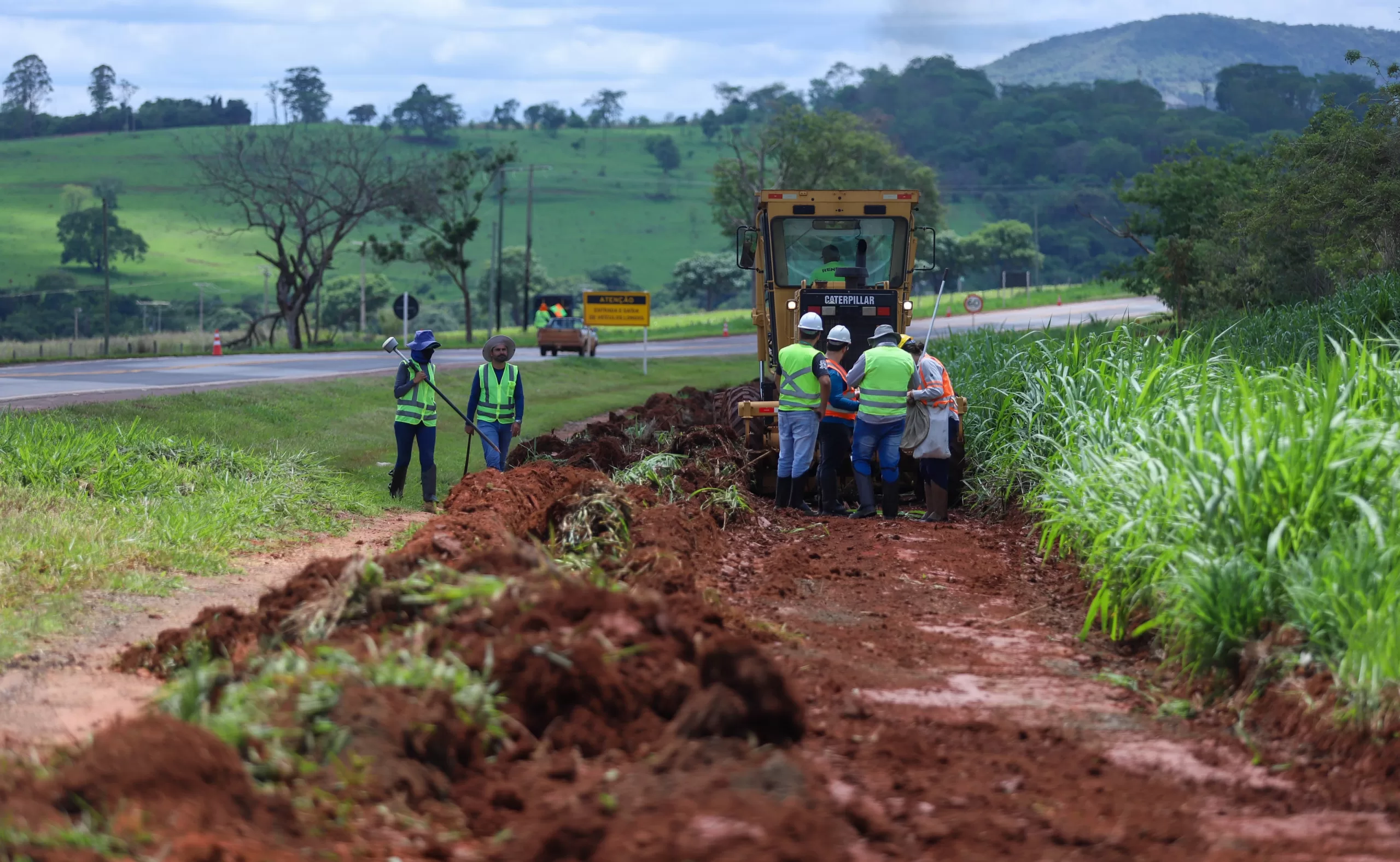 Obras de manutenção e conservação na MG-050 exigem atenção e cuidado dos motoristas