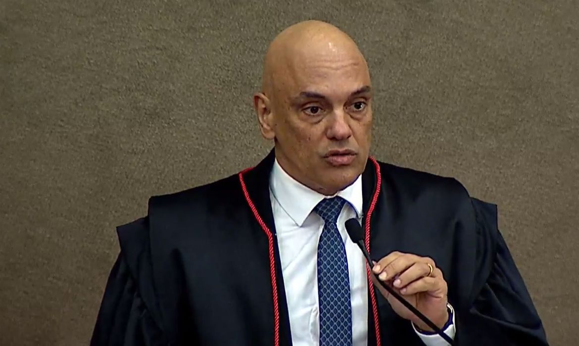 Moraes suspende lei municipal de cidade mineira que proibia linguagem neutra nas escolas