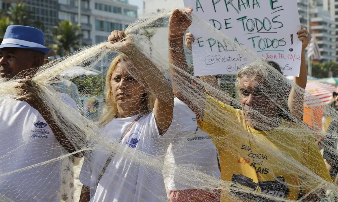 Manifestantes protestam contra proposta de privatização das Praias na orla do Rio