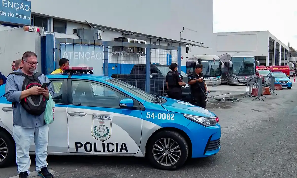 Criminosos sequestram nove ônibus para usar como barricada durante operação policial no Rio