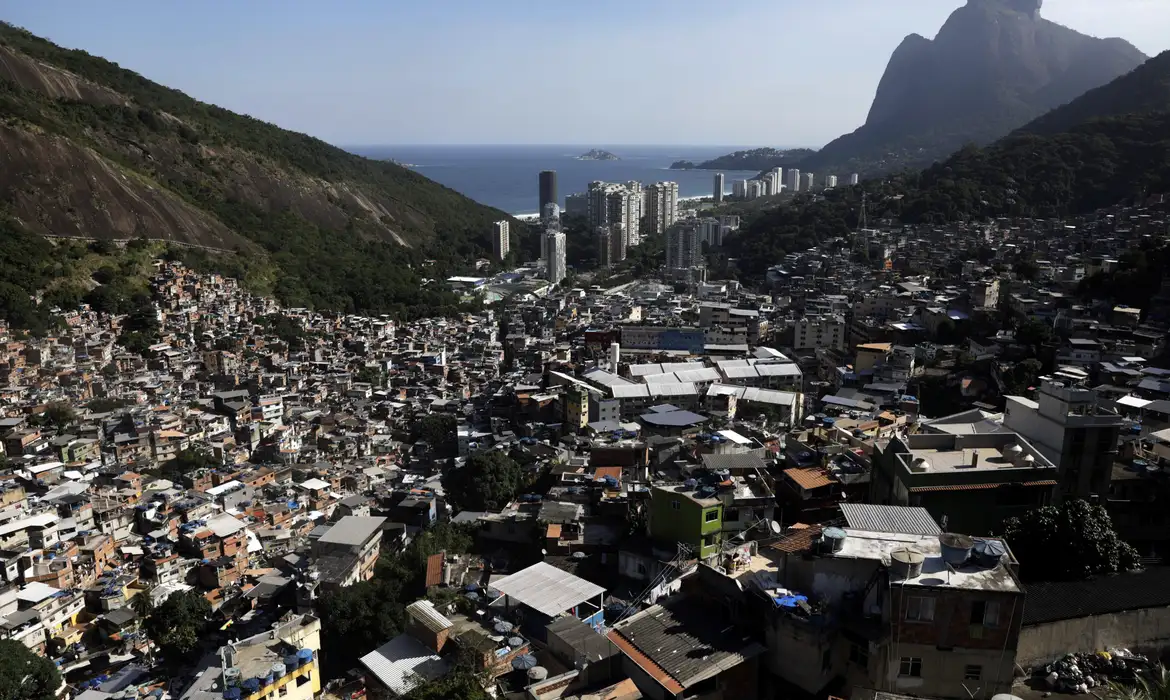 Censo revela quais são as 20 maiores favelas do país; Rocinha, no Rio, lidera o ranking com 72 mil moradores