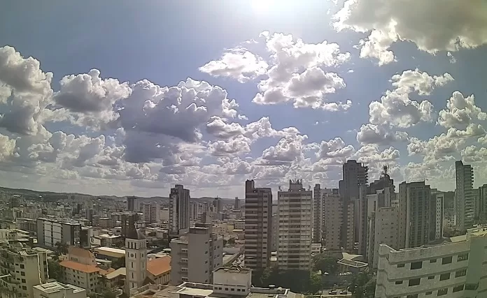 Frente fria chega com avisos de chuvas fortes pelo país e fim da onda de calor